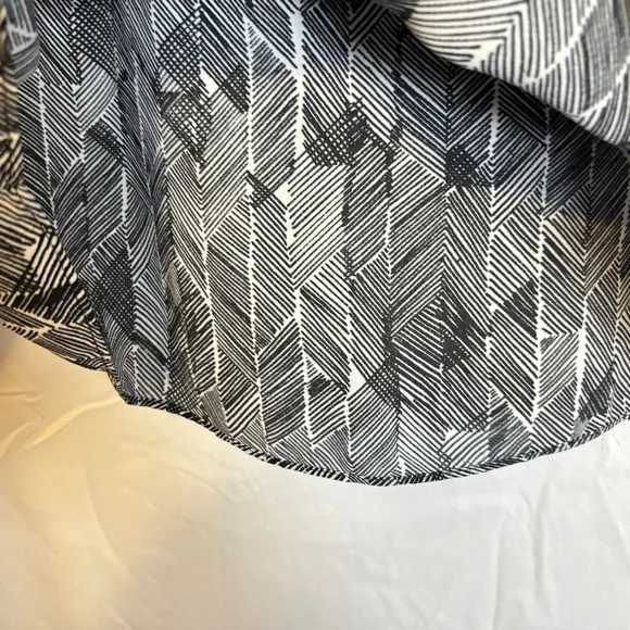 Halston Studio Sleeveless Blouse L Black White Geometric Print Quiet Luxury - Picture 6 of 10
